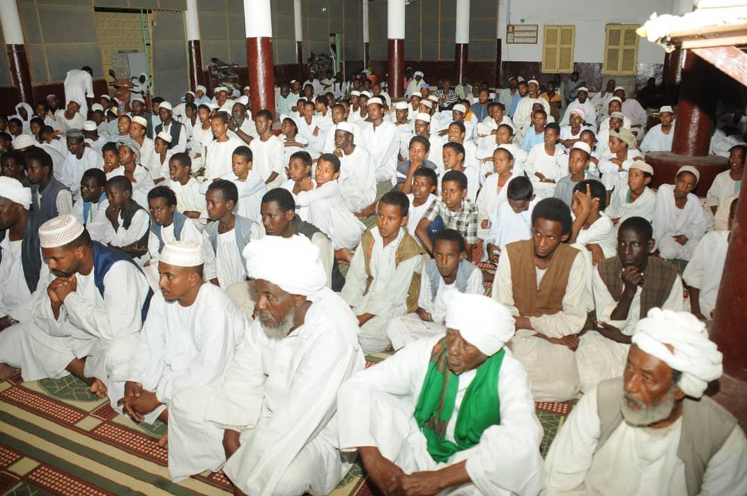 جموع غفيرة في ليلة التضرع لنصرة القوات المسلحة جموع غفيرة في ليلة التضرع لنصرة القوات المسلحة