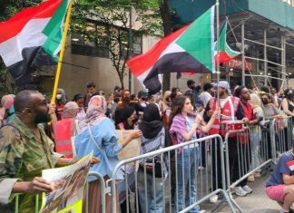 طالبوا الحكومة الأميركية بالتدّخل السريع..وقفة احتجاجية لطلاب سودانيين أمام مبنى بعثة الإمارات في نيويورك طالبوا الحكومة الأميركية بالتدّخل السريع..وقفة احتجاجية لطلاب سودانيين أمام مبنى بعثة الإمارات في نيويورك