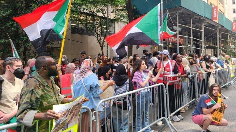 طالبوا الحكومة الأميركية بالتدّخل السريع..وقفة احتجاجية لطلاب سودانيين أمام مبنى بعثة الإمارات في نيويورك طالبوا الحكومة الأميركية بالتدّخل السريع..وقفة احتجاجية لطلاب سودانيين أمام مبنى بعثة الإمارات في نيويورك