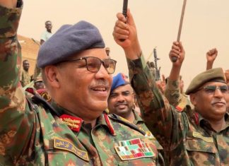 جابر يتفقد الضباط والجنود بمنطقة العوتيب بولاية نهر النيل جابر يتفقد الضباط والجنود بمنطقة العوتيب بولاية نهر النيل