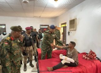 جابر يتفقد الجرحى والمرضى والأطفال المصابين بالمستشفى العسكري بشندي جابر يتفقد الجرحى والمرضى والأطفال المصابين بالمستشفى العسكري بشندي