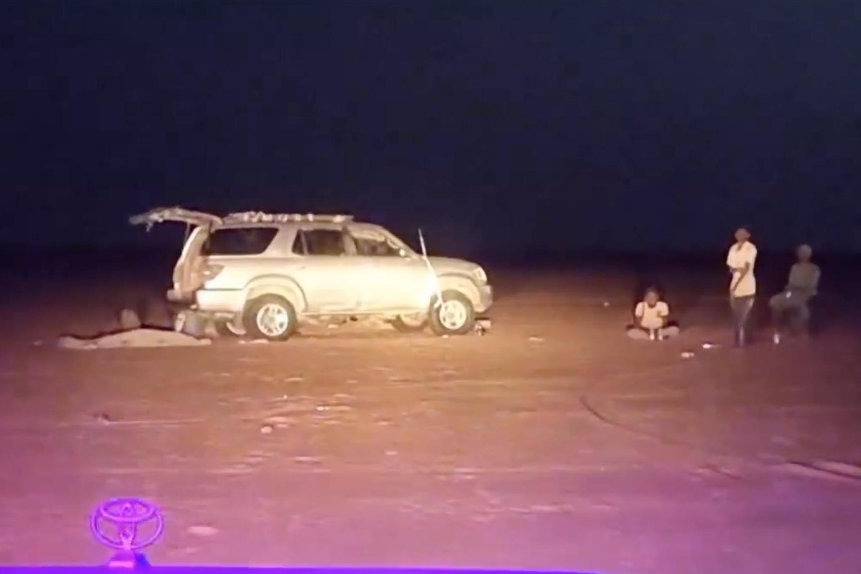 وفاة سودانية وإنقاذ عائلتها بعد تعطل سيارتهم في طريق الموت بالصحراء الليبية وفاة سودانية وإنقاذ عائلتها بعد تعطل سيارتهم في طريق الموت بالصحراء الليبية