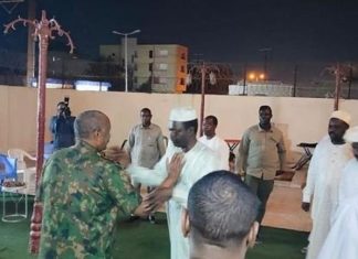 البرهان يعزي مناوي في مقتل شقيقه البرهان يعزي مناوي في مقتل شقيقه