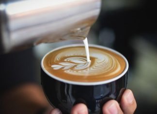 هل يؤثر الكافيين على بروتينات الحليب في قهوتك الصباحية؟ هل يؤثر الكافيين على بروتينات الحليب في قهوتك الصباحية؟