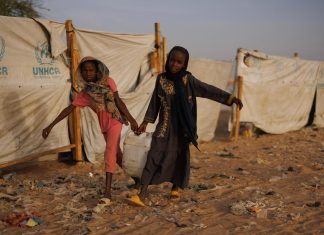 توسع المعارك بولاية سنار يجبر آلاف السودانيين على الفرار في ظروف إنسانية قاسية توسع المعارك بولاية سنار يجبر آلاف السودانيين على الفرار في ظروف إنسانية قاسية