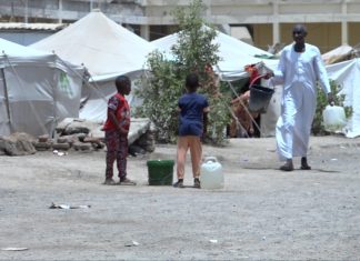 حرارة قاتلة ومياه نادرة.. شهادات للجزيرة توثق معاناة النازحين بالسودان حرارة قاتلة ومياه نادرة.. شهادات للجزيرة توثق معاناة النازحين بالسودان