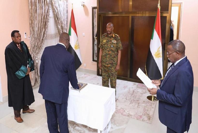 عضو مجلس السيادة صلاح الدين يؤدي القسم أمام رئيس المجلس السيادي عضو مجلس السيادة صلاح الدين يؤدي القسم أمام رئيس المجلس السيادي
