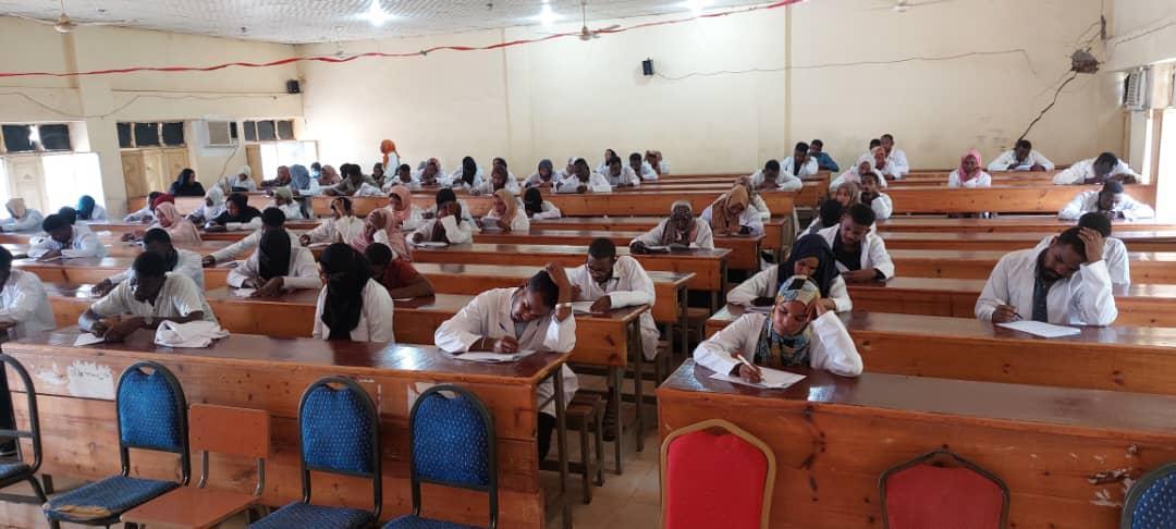 مدير عام وزارة الصحة القضارف يخاطب الممتحنين لمجلس المهن الطبية مدير عام وزارة الصحة القضارف يخاطب الممتحنين لمجلس المهن الطبية