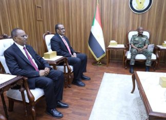 البرهان يلتقي سفيري السودان لدى جنوب السودان والجمهورية الإسلامية الإيرانية البرهان يلتقي سفيري السودان لدى جنوب السودان والجمهورية الإسلامية الإيرانية
