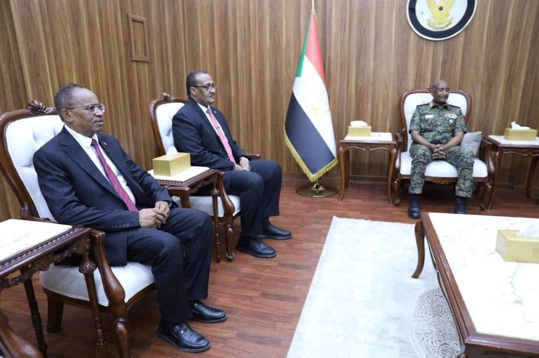 البرهان يلتقي سفيري السودان لدى جنوب السودان والجمهورية الإسلامية الإيرانية البرهان يلتقي سفيري السودان لدى جنوب السودان والجمهورية الإسلامية الإيرانية