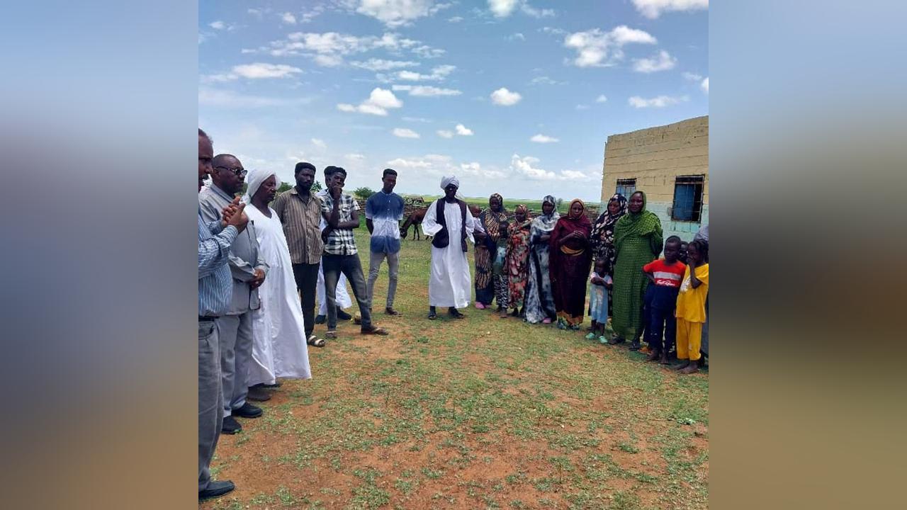 مدير ديوان الحكم المحلي بالنيل الأبيض يتفقد النازحين مدير ديوان الحكم المحلي بالنيل الأبيض يتفقد النازحين