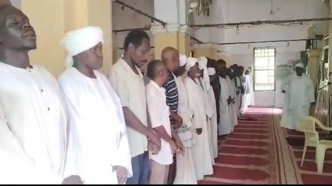 والي الخرطوم يؤدي صلاة الجمعة بمسجد الهاشماب العتيق والي الخرطوم يؤدي صلاة الجمعة بمسجد الهاشماب العتيق
