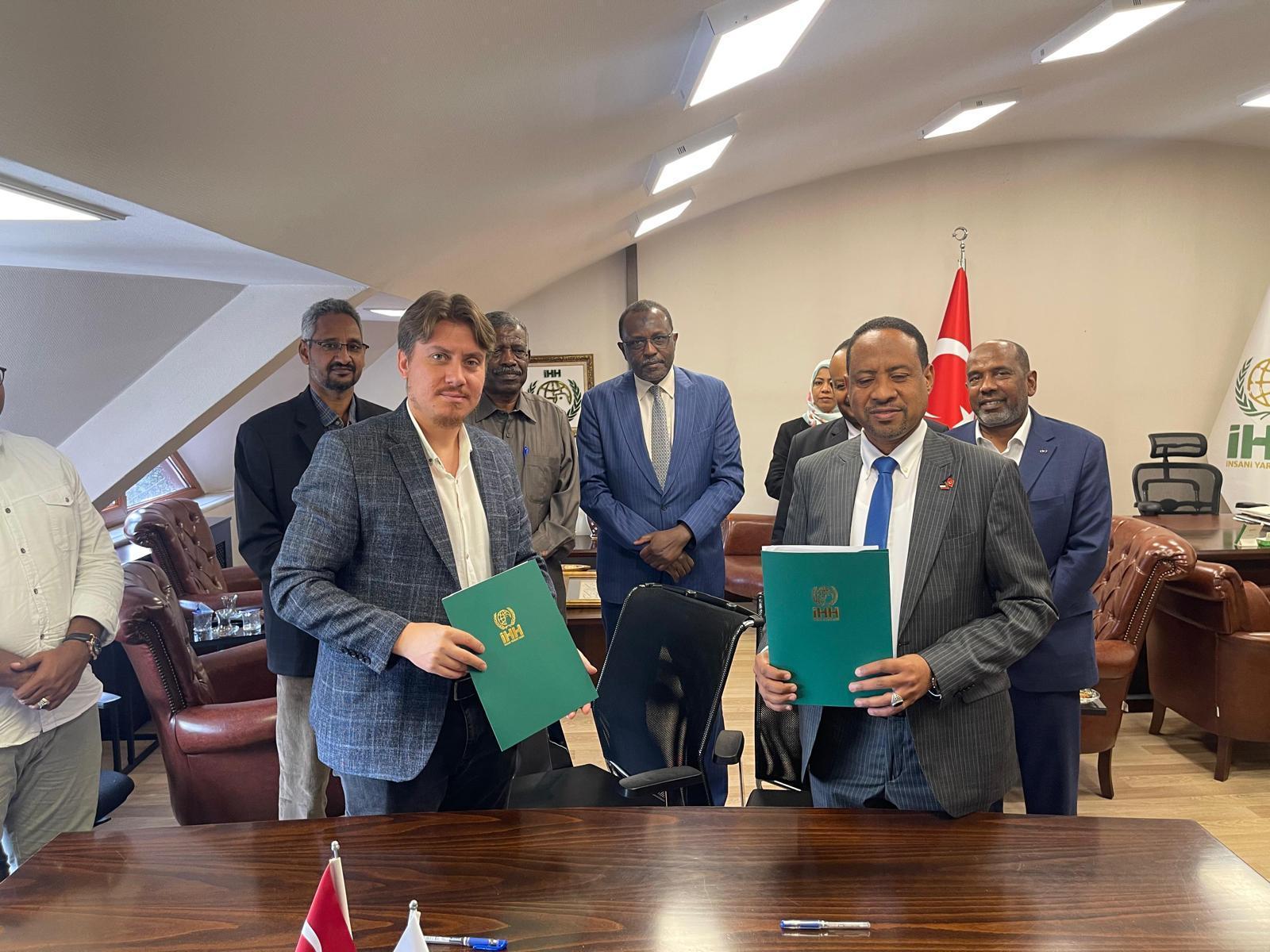 تعاون بين الجالية بإسطنبول وهيئة الإغاثة التركية لمساعدة الشعب السوداني تعاون بين الجالية بإسطنبول وهيئة الإغاثة التركية لمساعدة الشعب السوداني