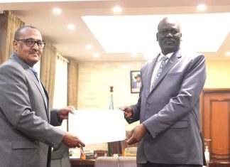عصام كرار يسلم وزير خارجيةجنوب السودان نسخةمن أوراق اعتماده عصام كرار يسلم وزير خارجيةجنوب السودان نسخةمن أوراق اعتماده