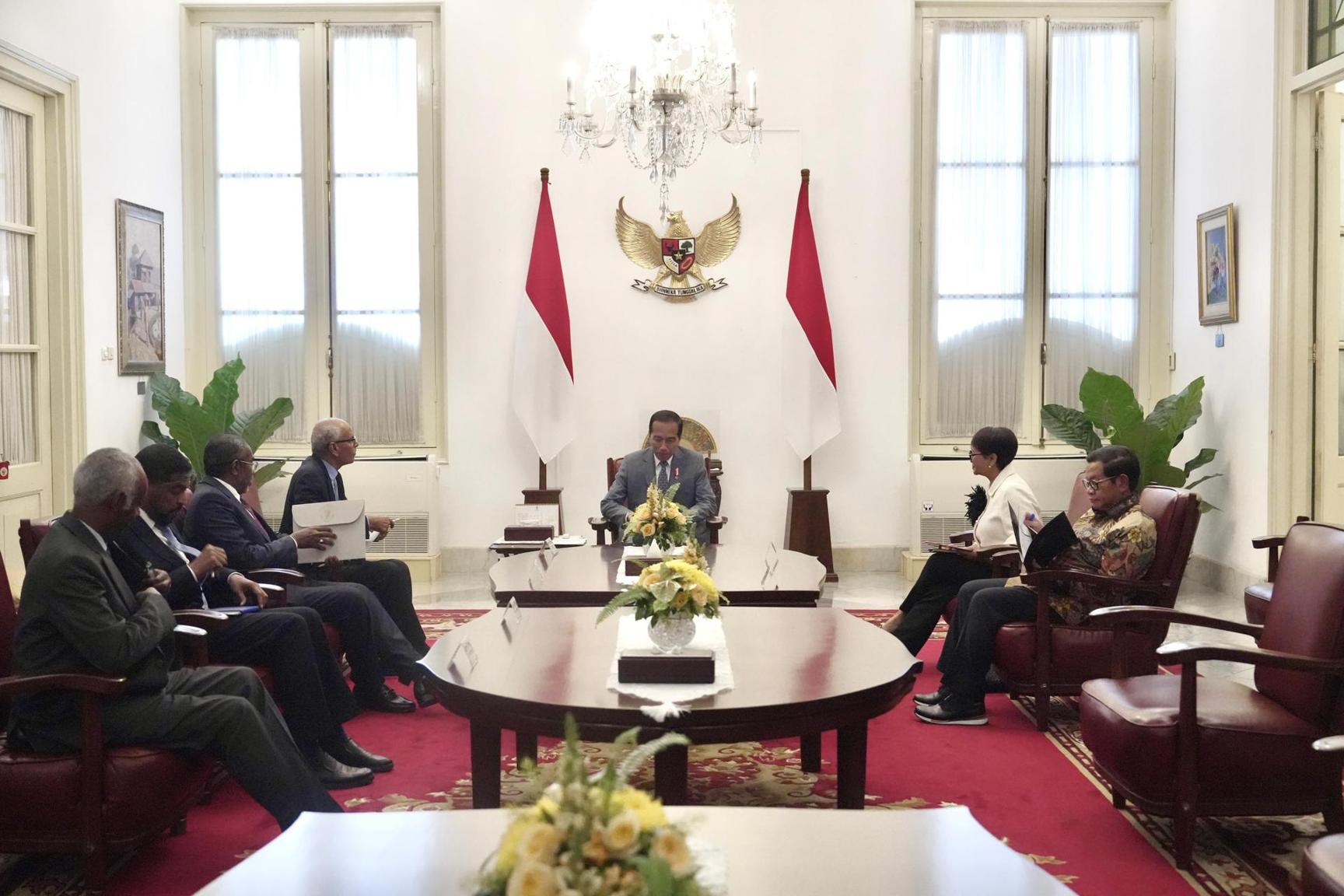 وزير الخارجية يسلم الرئيس الاندونيسي رسالة خطية من البرهان وزير الخارجية يسلم الرئيس الاندونيسي رسالة خطية من البرهان