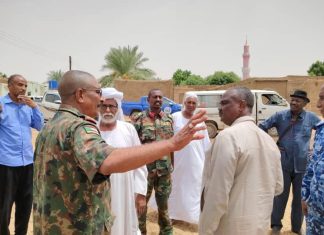تنفيذي مروي وممثل الفرقة (19) مشاة يقفان علي مجري السيول تنفيذي مروي وممثل الفرقة (19) مشاة يقفان علي مجري السيول