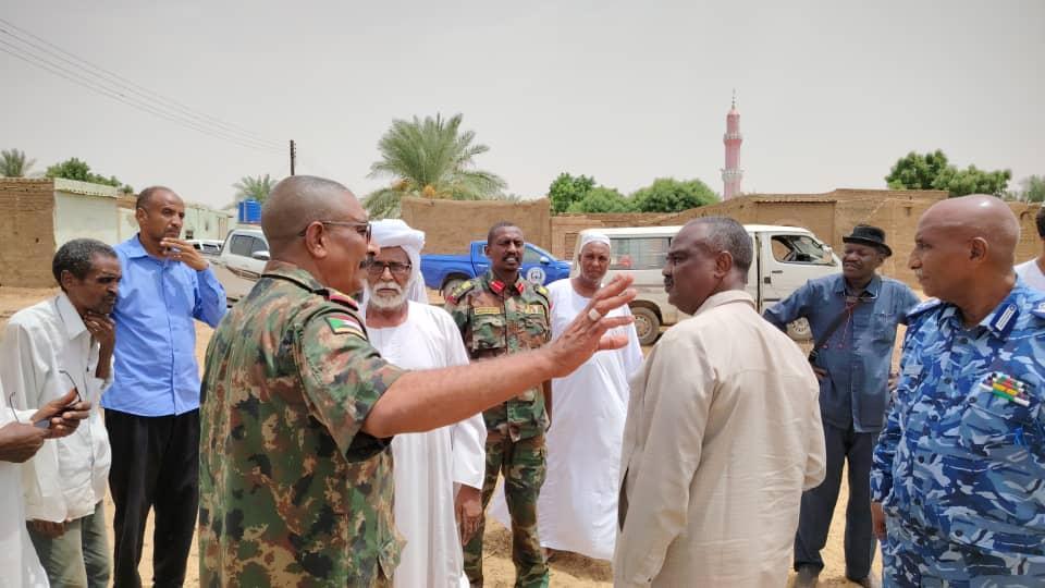 تنفيذي مروي وممثل الفرقة (19) مشاة يقفان علي مجري السيول تنفيذي مروي وممثل الفرقة (19) مشاة يقفان علي مجري السيول