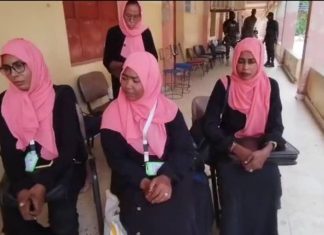 والي الخرطوم يقف على توزيع المساعدات بامدرمان القديمة والي الخرطوم يقف على توزيع المساعدات بامدرمان القديمة