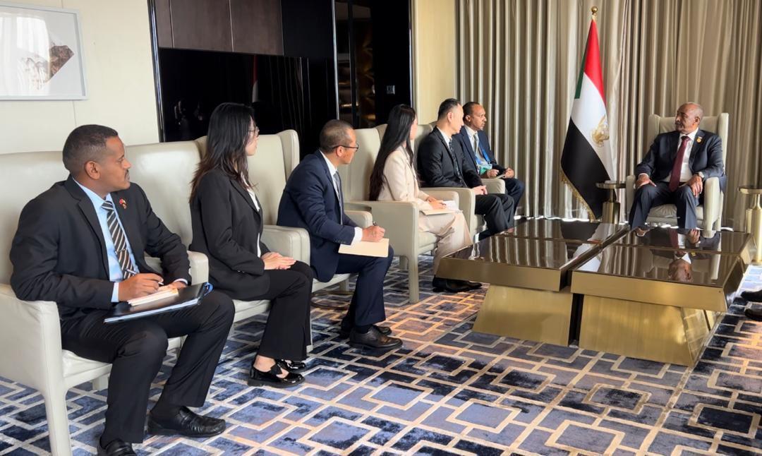 البرهان يشهد التوقيع على اتفاقية التعاون مع الصين في مجال الصناعات الدفاعية البرهان يشهد التوقيع على اتفاقية التعاون مع الصين في مجال الصناعات الدفاعية