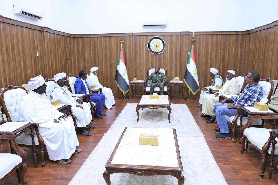 رئيس مجلس السيادة القائد العام يلتقي وفد الختمية بالبحر الأحمر رئيس مجلس السيادة القائد العام يلتقي وفد الختمية بالبحر الأحمر