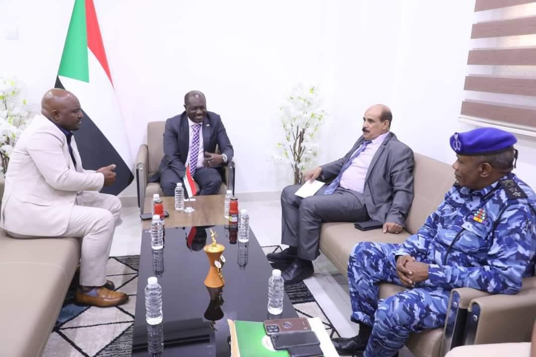 وزير الداخلية المكلف يلتقى مدير شركة الشمال لإنتاج الاسمنت ويشيد بدعم الشركة للمجهود الحربى وزير الداخلية المكلف يلتقى مدير شركة الشمال لإنتاج الاسمنت ويشيد بدعم الشركة للمجهود الحربى