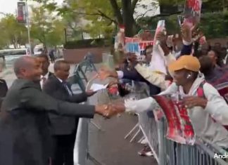 الجالية السودانية بنيويورك تستقبل البرهان بهتافات(جيش واحد شعب واحد) الجالية السودانية بنيويورك تستقبل البرهان بهتافات(جيش واحد شعب واحد)