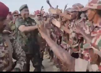 البرهان يخطاب قواته في الصفوف الأمامية باشارة .. “بالفيديو” ماذا يقصد؟ البرهان يخطاب قواته في الصفوف الأمامية باشارة .. “بالفيديو” ماذا يقصد؟
