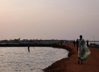 في جنوب السودان.. معركة من نوع آخر لإبعاد مياه الفيضانات في جنوب السودان.. معركة من نوع آخر لإبعاد مياه الفيضانات