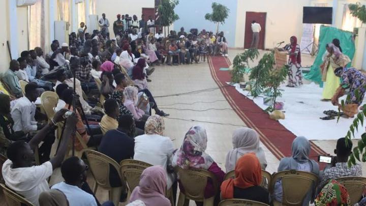من حكايات الدمازين وأغنياتها: مسرح سوداني في زمن الحرب