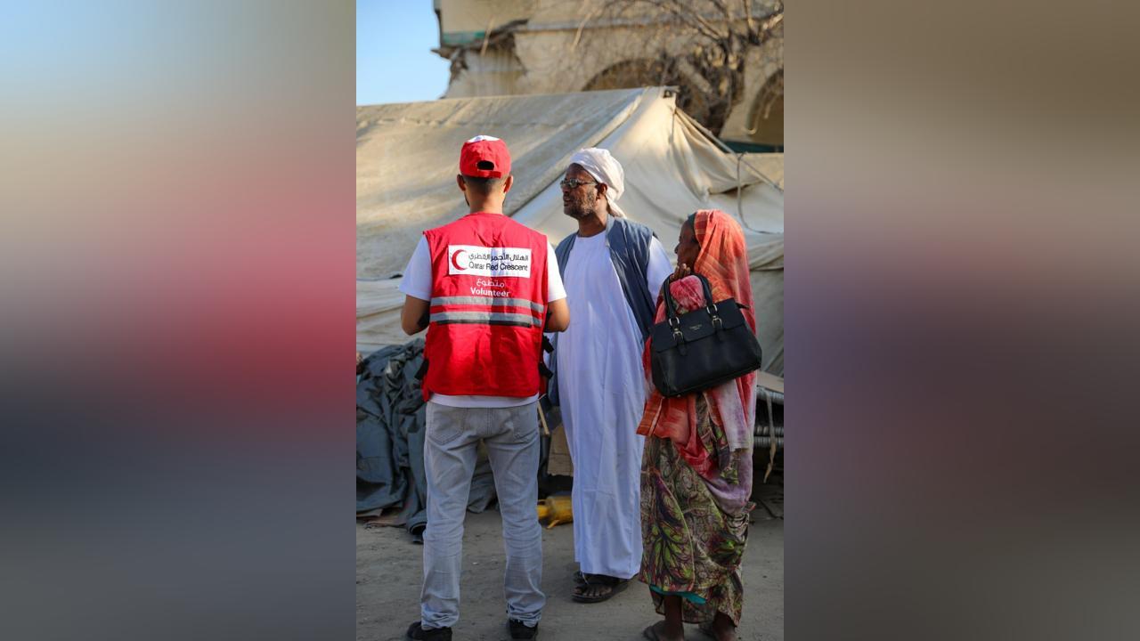 الهلال الأحمر القطري يوزع مساعدات للمتضررين بمركز الموانئ ببورتسودان