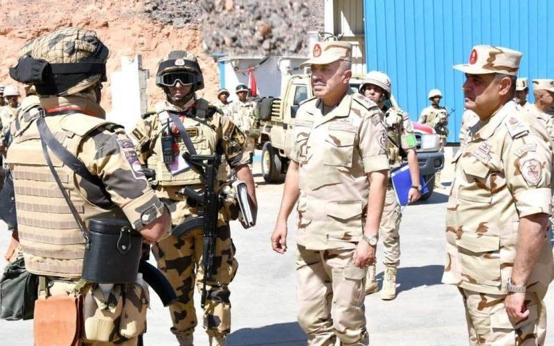 رئيس أركان الجيش المصري يتفقد الحدود مع السودان رئيس أركان الجيش المصري يتفقد الحدود مع السودان