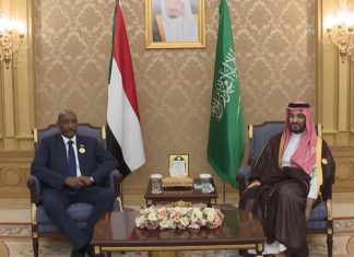 رئيس مجلس السيادة والأمير محمد بن سلمان يعقدان إجتماعاً ثنائياً مغلقاً رئيس مجلس السيادة والأمير محمد بن سلمان يعقدان إجتماعاً ثنائياً مغلقاً