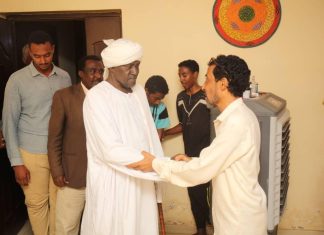 والي الخرطوم يزور نجل الراحل هاشم صديق ويوجه بتقديم الرعاية الطبية والي الخرطوم يزور نجل الراحل هاشم صديق ويوجه بتقديم الرعاية الطبية