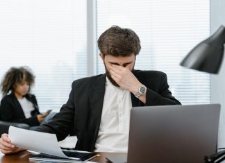 لماذا تؤذي شاشة الحاسوب عينيك؟ لماذا تؤذي شاشة الحاسوب عينيك؟