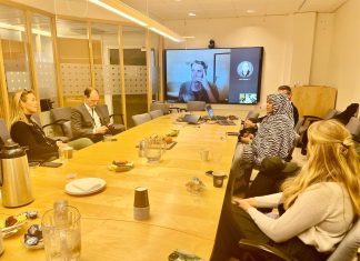 الوزير المفوض بسفارة السودان بالنرويج تستعرض في جلسة نقاش ضمت إعلاميين فظائع المليشيا ضد المواطنين العزل الوزير المفوض بسفارة السودان بالنرويج تستعرض في جلسة نقاش ضمت إعلاميين فظائع المليشيا ضد المواطنين العزل