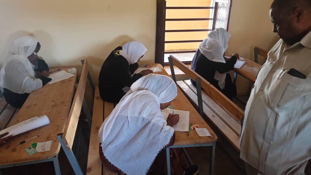ممثل والي الشمالية وتنفيذي دلقو يقرعان الجرس إيذاناً ببدء امتحانات المرحلة المتوسطة بالمحلية ممثل والي الشمالية وتنفيذي دلقو يقرعان الجرس إيذاناً ببدء امتحانات المرحلة المتوسطة بالمحلية