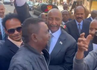 في مشهد عفوي تدافع المواطنين الاريتريين والسودانيين ترحابا بالبرهان في مشهد عفوي تدافع المواطنين الاريتريين والسودانيين ترحابا بالبرهان