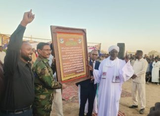 الوافدين من الولايات المتاثره بالحرب يكرمون حكومة كسلا الوافدين من الولايات المتاثره بالحرب يكرمون حكومة كسلا