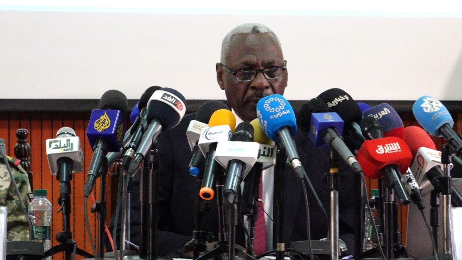 السودان يكشف تفاصيل خطيرة عن صواريخ وطائرات مسيرة إنتحارية وأسلحة متطورة من تشاد والإمارات السودان يكشف تفاصيل خطيرة عن صواريخ وطائرات مسيرة إنتحارية وأسلحة متطورة من تشاد والإمارات