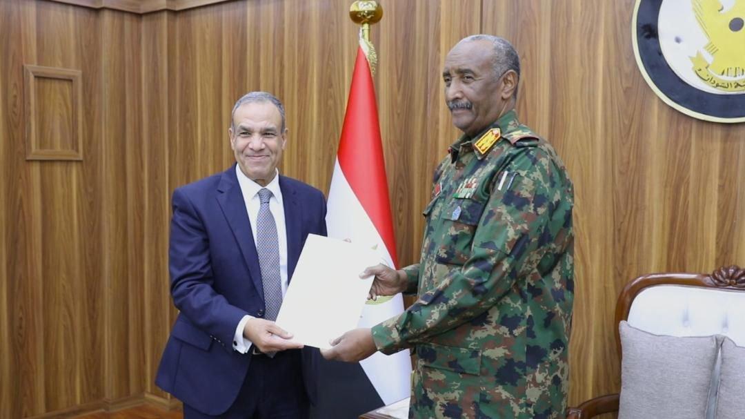 البرهان يتسلم رسالة من السيسي وتحرك لإخراج السودان من “النفق المظلم” واعادة عضويته في الإتحاد الإفريقي وتعهد بحل مشكلات السودانيين في مصر البرهان يتسلم رسالة من السيسي وتحرك لإخراج السودان من “النفق المظلم” واعادة عضويته في الإتحاد الإفريقي وتعهد بحل مشكلات السودانيين في مصر