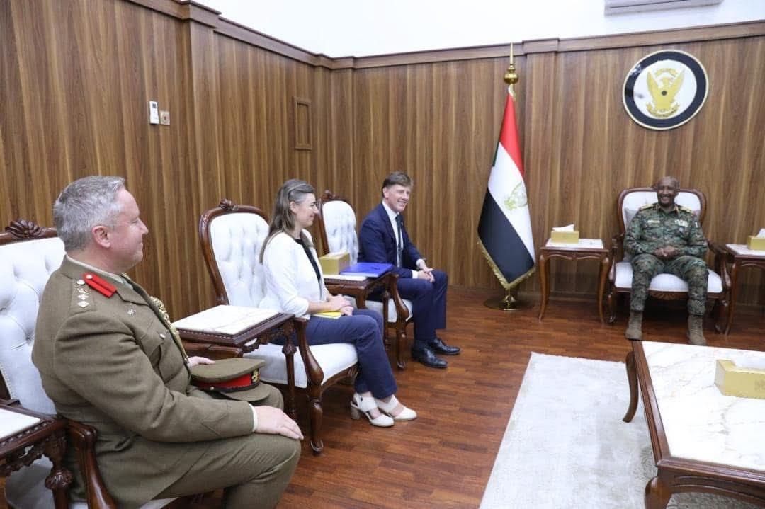 البرهان يكشف لممثل بريطانيا عن عملية سياسية واسعة وشاملة ويحدد مصير الدعم السريع البرهان يكشف لممثل بريطانيا عن عملية سياسية واسعة وشاملة ويحدد مصير الدعم السريع