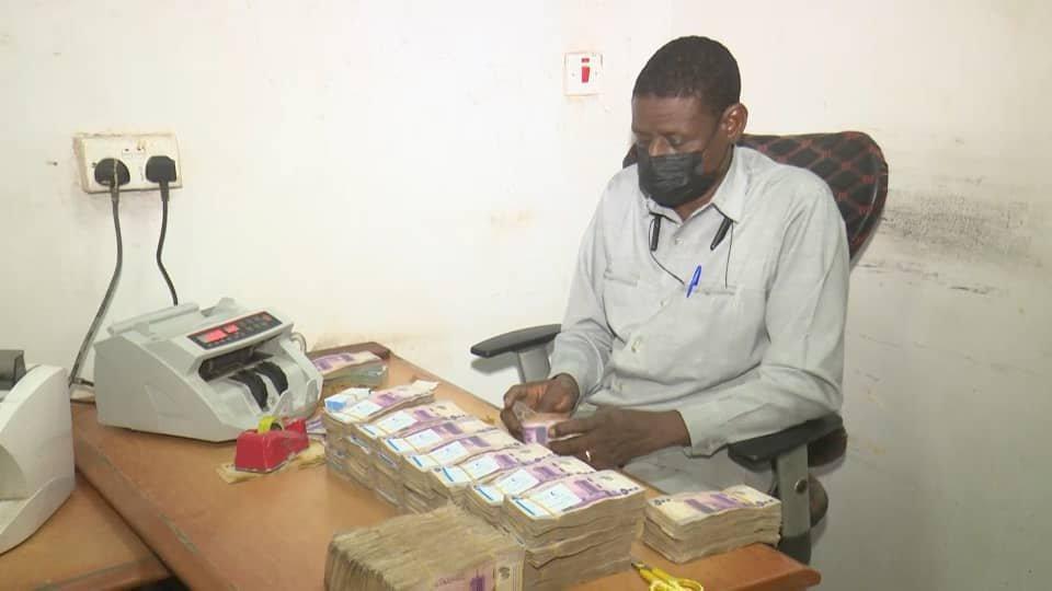 الحكومة في السودان تمنع التعامل “بالكاش” .. تفاصيل قرار من مجلس الوزراء الحكومة في السودان تمنع التعامل “بالكاش” .. تفاصيل قرار من مجلس الوزراء