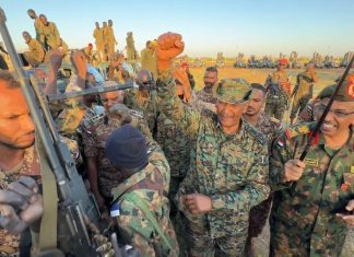اشتباكات عنيفة بين الجيش السوداني والدعم السريع بعد ساعات من زيارة “البرهان” منطقة الكدرو العسكرية اشتباكات عنيفة بين الجيش السوداني والدعم السريع بعد ساعات من زيارة “البرهان” منطقة الكدرو العسكرية