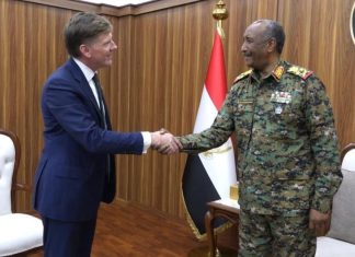 “البرهان” يبحث مع المبعوث البريطاني جهود إنهاء الحرب في السودان “البرهان” يبحث مع المبعوث البريطاني جهود إنهاء الحرب في السودان