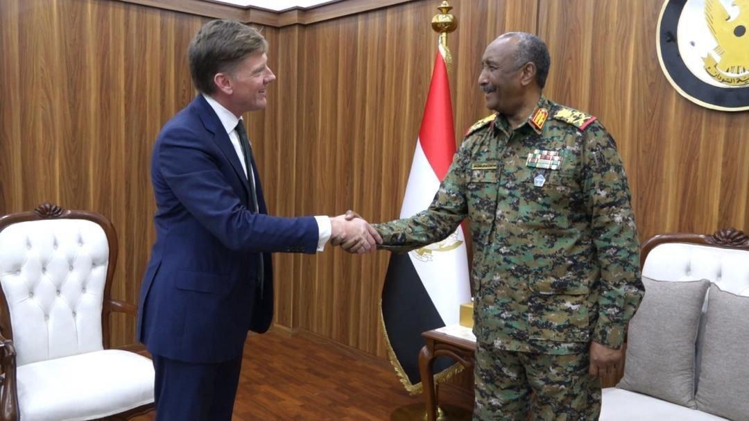 “البرهان” يبحث مع المبعوث البريطاني جهود إنهاء الحرب في السودان “البرهان” يبحث مع المبعوث البريطاني جهود إنهاء الحرب في السودان