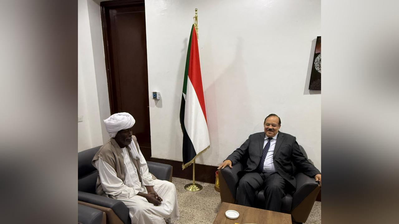 وزير الخارجية يلتقي بالناظر محمد احمد الامين ترك وزير الخارجية يلتقي بالناظر محمد احمد الامين ترك