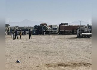 محتجون يغلقون طريق “درديب” شرقي السودان وتكدس مئات الركاب والشاحنات محتجون يغلقون طريق “درديب” شرقي السودان وتكدس مئات الركاب والشاحنات