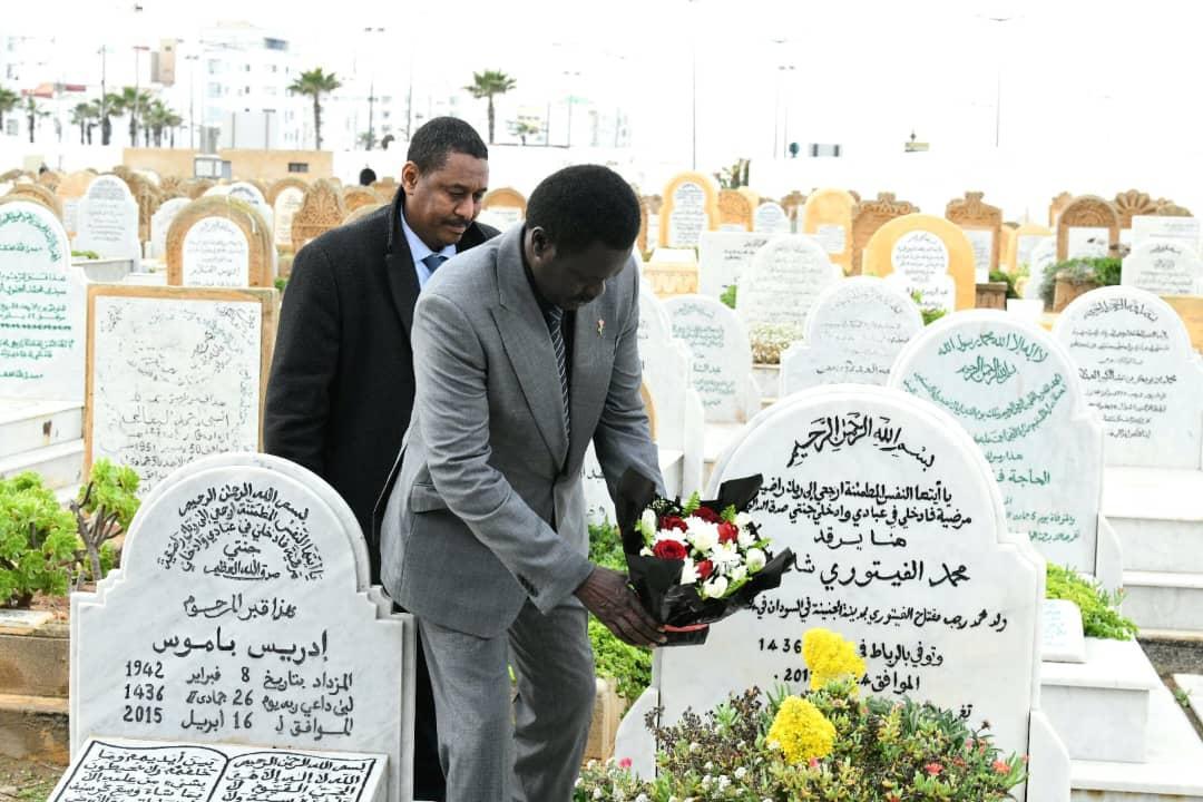مناوي يزور قبر الفيتوري في لفتة إنسانية عميقة تعظيما للأدب والأدباء والمثقفين مناوي يزور قبر الفيتوري في لفتة إنسانية عميقة تعظيما للأدب والأدباء والمثقفين