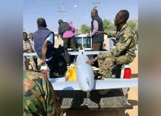 مقتل 10 أشخاص في هجوم مسيرات على معسكر للجيش السوداني بنهر النيل “فيديو” مقتل 10 أشخاص في هجوم مسيرات على معسكر للجيش السوداني بنهر النيل “فيديو”