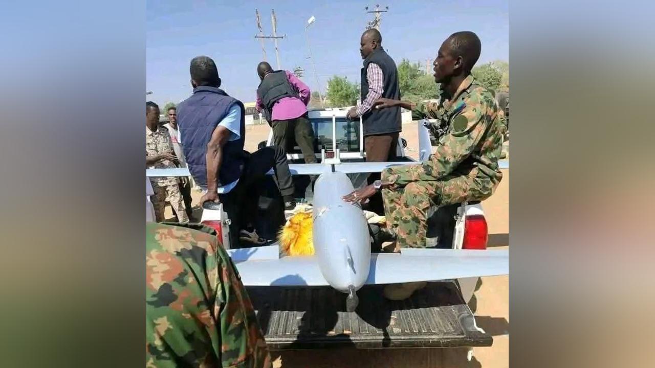 مقتل 10 أشخاص في هجوم مسيرات على معسكر للجيش السوداني بنهر النيل “فيديو” مقتل 10 أشخاص في هجوم مسيرات على معسكر للجيش السوداني بنهر النيل “فيديو”